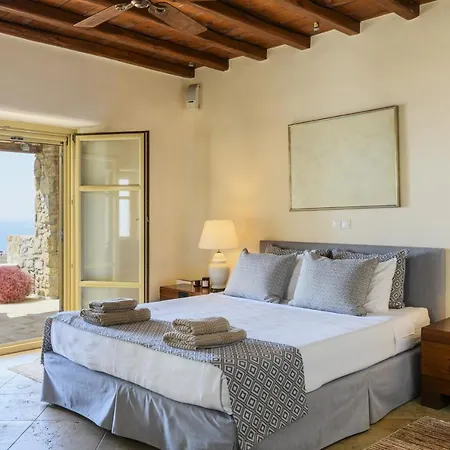 Yasmina Тоурлос